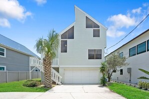 House | 2 bedrooms, Internet - Oceanfront in St Aug Beach Patio BBQ Smart TVs (St. Augustine)