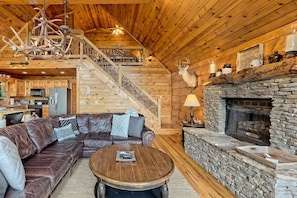 House | 3 bedrooms, Internet - Hot Tub 3 Fireplaces Mountain Views Game Room (Blue Ridge)