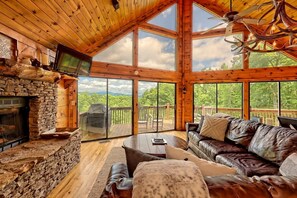 House | 3 bedrooms, Internet - Hot Tub 3 Fireplaces Mountain Views Game Room (Blue Ridge)