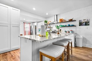 2 bedrooms, Internet - Newly Renovated Whimsical Cottage 2 Beds Hot Tub (St. Augustine)