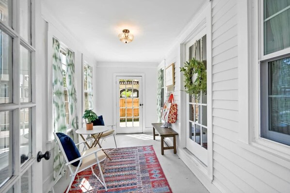 2 bedrooms, Internet - Newly Renovated Whimsical Cottage 2 Beds Hot Tub (St. Augustine)