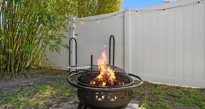 5 Minutes to Beach and Downtown Fire pit Grill