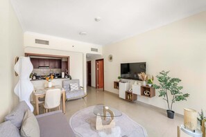 Room - Luxury Marina Living With Pool Gym Near the Beach (Dubai)