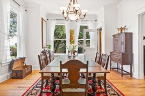 House | 4 bedrooms, desk, Internet