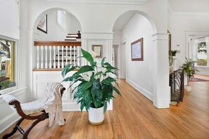 House | 4 bedrooms, desk, Internet