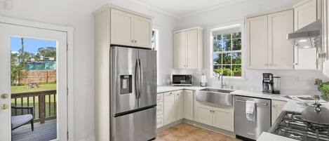 4 bedrooms, desk, Internet