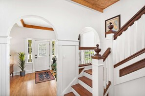 House | 4 bedrooms, desk, Internet