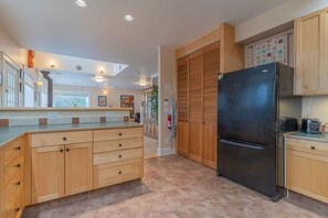 Réfrigérateur, four à micro-ondes, un four, lave-vaisselle