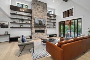 Smart-TV, Kamin, Tischtennisplatte