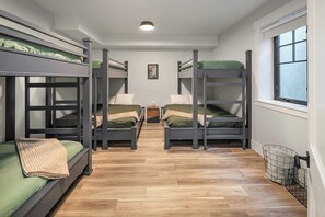 6 bedrooms, desk, iron/ironing board, travel crib