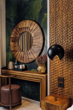 Deluxe tweepersoonskamer | Een minibar, een kluis op de kamer, een bureau, geluiddichte muren