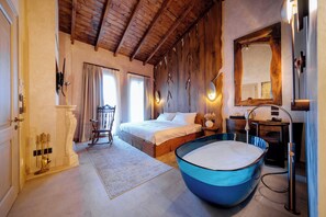 Junior suite | Een minibar, een kluis op de kamer, een bureau, geluiddichte muren