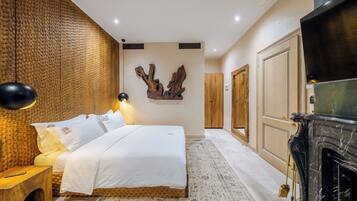 Deluxe Double Room | Bar mini, peti besi dalam bilik, meja, kalis bunyi