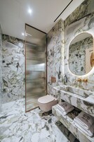 Habitación Deluxe doble | Baño | Ducha, secador de pelo, albornoces y zapatillas