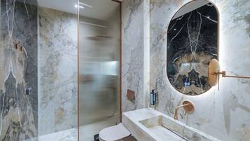 Junior Suite | Bilik Mandi | Pancuran mandi, pengering rambut, jubah mandi, selipar