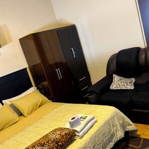 1 habitación, tabla de planchar con plancha, wifi y ropa de cama 
