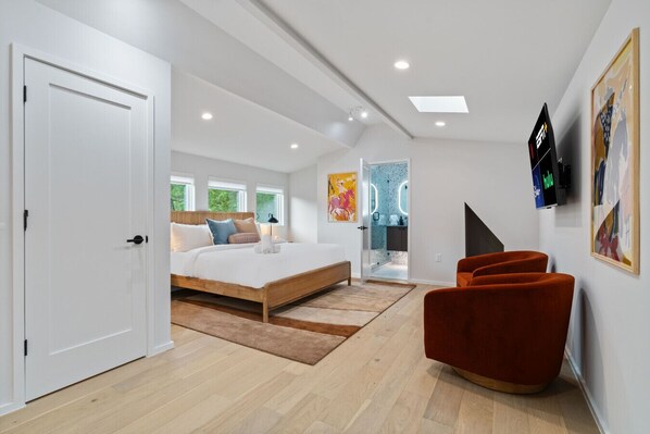 5 bedrooms, desk, iron/ironing board, free WiFi