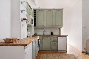 Apartamento básico, vistas a la ciudad | Cocina privada | Frigorífico pequeño, microondas, horno y placa de cocina