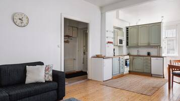 LÀgenhet Basic - utsikt mot staden | 1 sovrum, skrivbord, arbetsyta för laptop och strykjÀrn/strykbrÀda