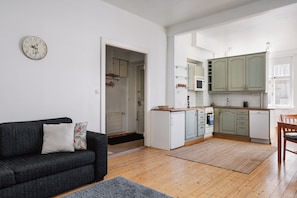 Appartamento Basic, vista città | 1 camera, una scrivania, postazione laptop, ferro/asse da stiro