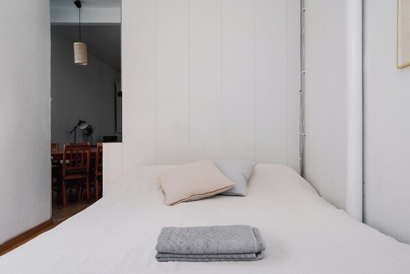 Apartamento básico, vistas a la ciudad | 1 dormitorio, escritorio, espacio para trabajar con un portátil