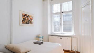 LÀgenhet Basic - utsikt mot staden | 1 sovrum, skrivbord, arbetsyta för laptop och strykjÀrn/strykbrÀda