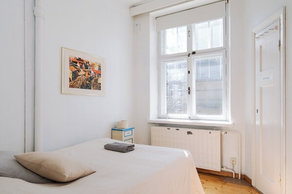 Appartamento Basic, vista città | 1 camera, una scrivania, postazione laptop, ferro/asse da stiro