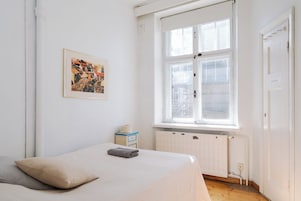 1 habitación, escritorio y espacio para trabajar con laptop