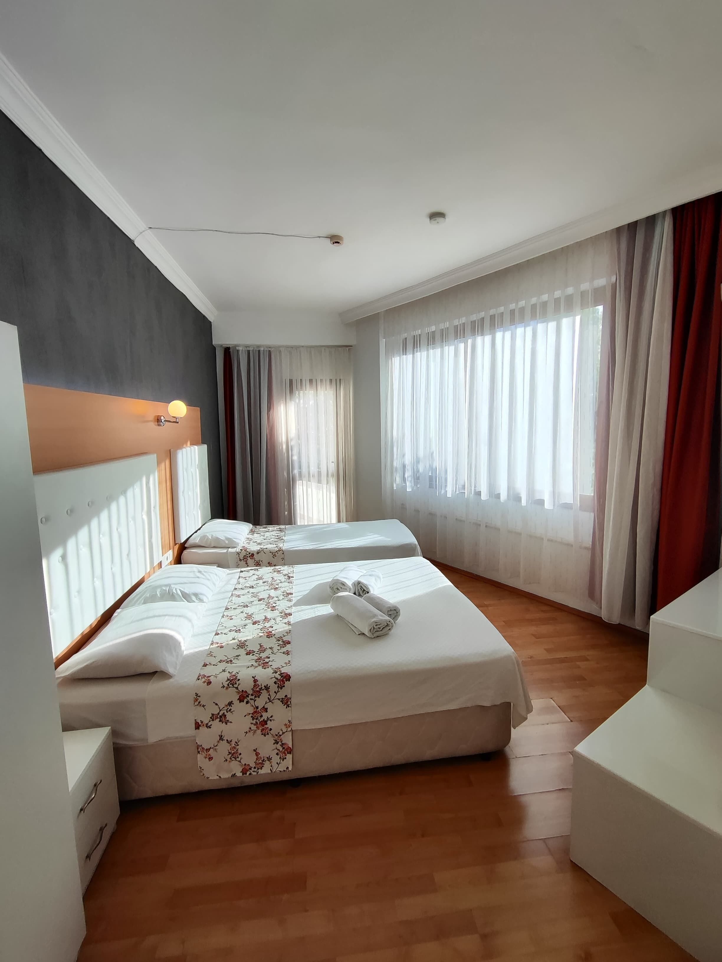 Quarto duplo família, sacada, vista para a cidade | Escrivaninha, Wi-Fi de cortesia