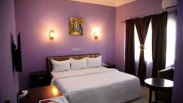 Quarto luxo, sacada, vista para a cidade | Escrivaninha, espaço de trabalho para notebook, cortinas blackout