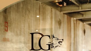 Ein Badezimmer mit Glaswand, einer Metallhandstange und dem Logo von David Givaudan.