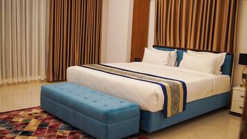 Quarto econômico, sacada, vista para a cidade | Escrivaninha, espaço de trabalho para notebook, cortinas blackout