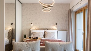 Ein modernes Hotelzimmer mit einem großen Bett, zwei Nachttischen, einer Nachttischlampe, einem Fenster mit Vorhängen und Blick auf die Stadt.