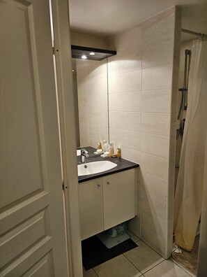 Regadera, jabón, papel de baño 