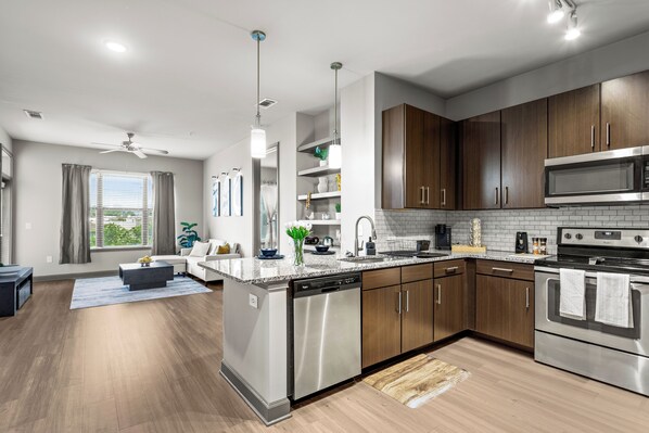 Refrigerador, microondas, horno, placa de cocina