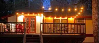 Charming 2-bedroom cabin in Green Valley Lake with AC, WiFi