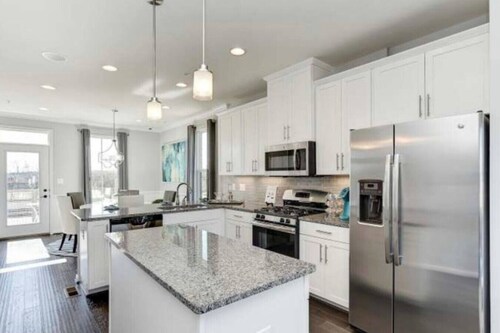 3 Br Modern Townhome Newly Built - 15 mins from Downtown DC