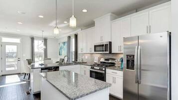 Microondas, horno, parrilla de estufa y lavavajillas