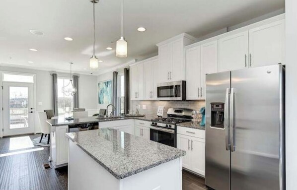 Microwave, oven, stovetop, dishwasher - 3 Br Modern Townhome Newly Built - 15 mins from Downtown DC (Washington)