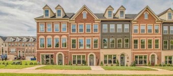 3 Br Modern Townhome Newly Built - 15 mins from Downtown DC
