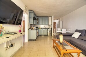 Apartamento, 2 habitaciones, fumadores, balcón | Sala de estar | Libros