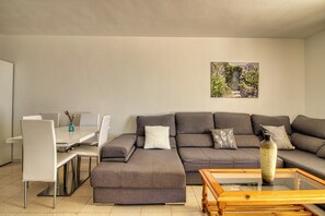 Apartment, 2 Bedrooms, Smoking, Balcony | Living room | Books