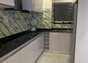 Family Room, Balcony, City View | Private kitchen | Fridge, microwave, oven, stovetop