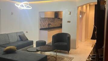 Habitación familiar, balcón, vistas a la ciudad | Zona de estar