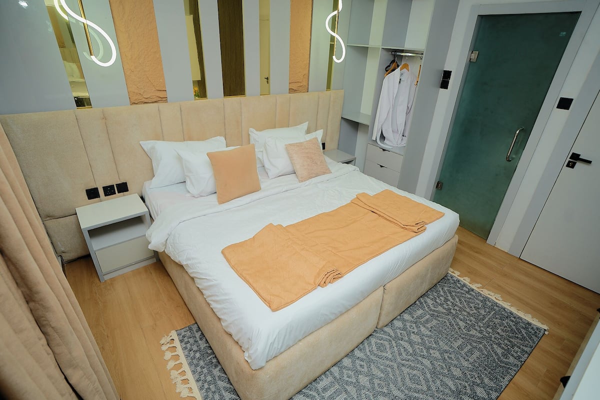 Luxury Apartment | Desk, laptop workspace, soundproofing, free WiFi
