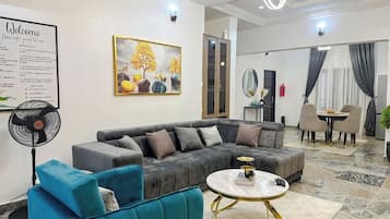 Habitación familiar, balcón, vistas a la ciudad | Zona de estar