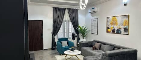 Chambre Familiale, balcon, vue ville | Coin séjour