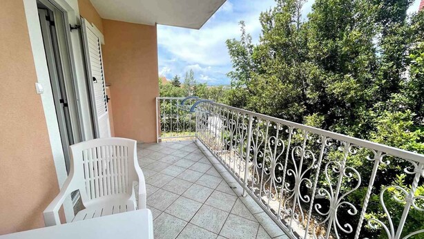 A balcony with a white metal railing, a white plastic chair, and a white table. - Villa Julie (Jadranovo)