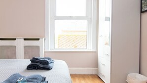 Unclassified image, 3 of 9, button - Thornbury Guest House Room 6 (Southampton)