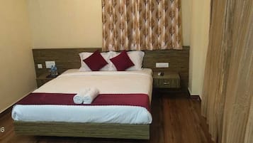 Comfort Double Room, Non Smoking, Garden View | Desk, laptop workspace, soundproofing, iron/ironing board